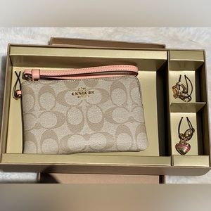 Coach 💯 Wristlet In Colorblock Signature Canvas